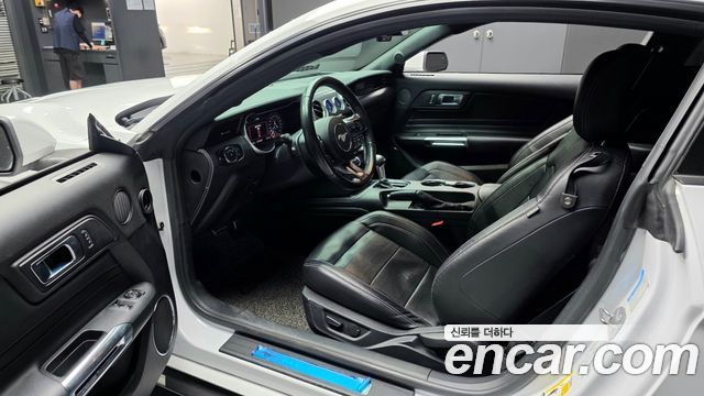 Ford Mustang 2022 — photo 10