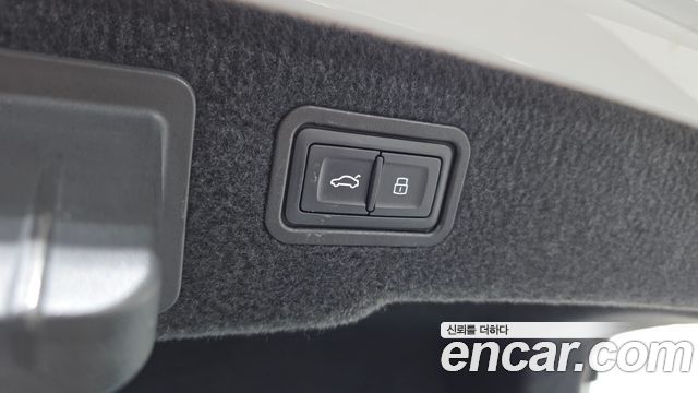 Audi A8 2020 — photo 25