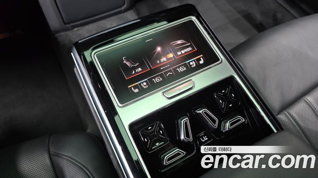 Audi A8 2020 — photo 27
