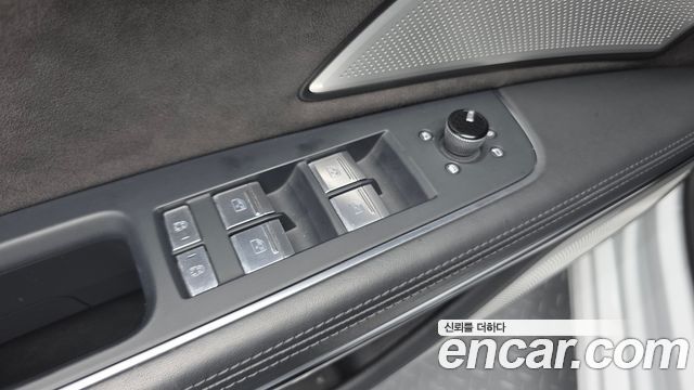 Audi A8 2020 — photo 32