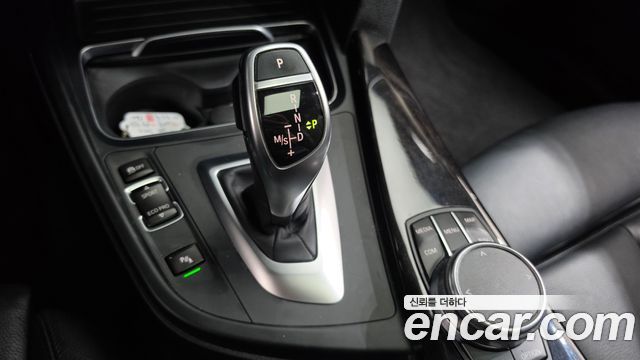 BMW 3-Series 2018 — photo 12