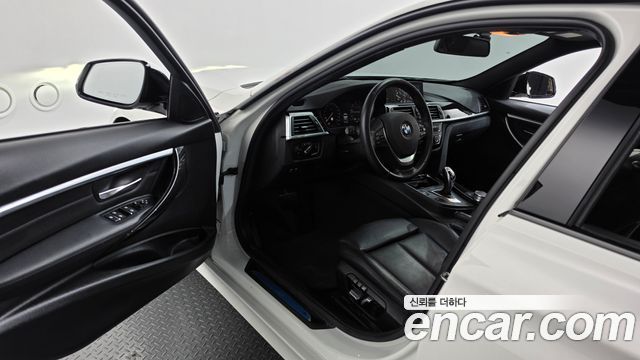 BMW 3-Series 2018 — photo 13