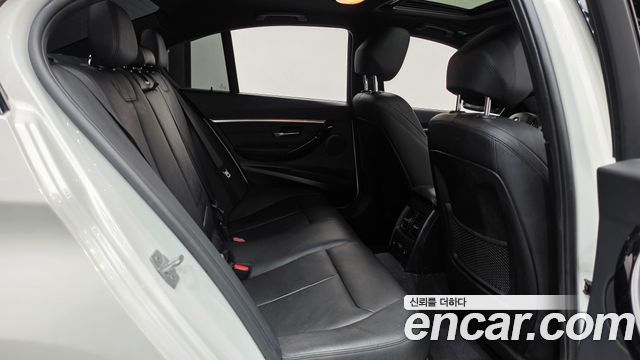 BMW 3-Series 2018 — photo 17