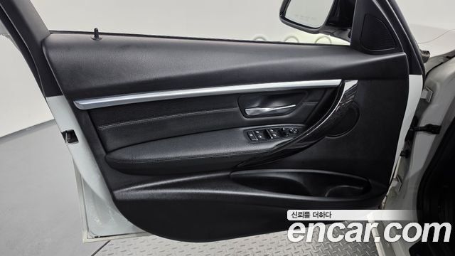 BMW 3-Series 2018 — photo 14