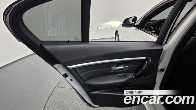 BMW 3-Series 2018 — photo 15