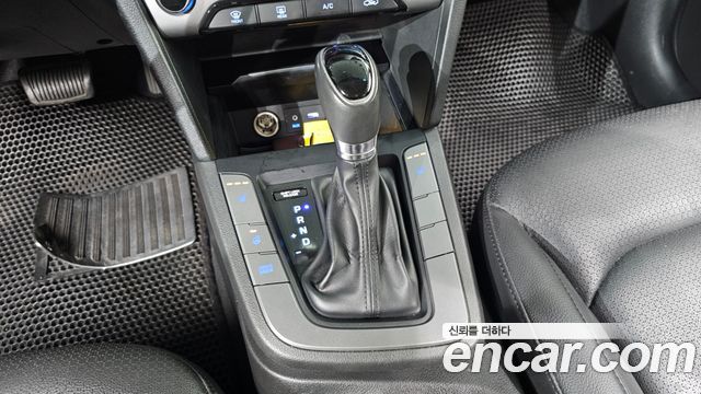 Hyundai AVANTE 2016 — photo 12