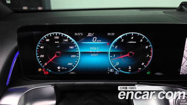 Mercedes-Benz GLB-Class 2021 — photo 8