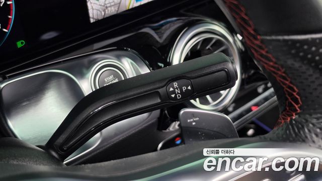 Mercedes-Benz GLB-Class 2021 — photo 9