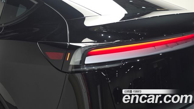 Tesla Model Y 2025 — photo 9