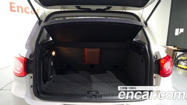Volkswagen Tiguan 2011 — photo 20