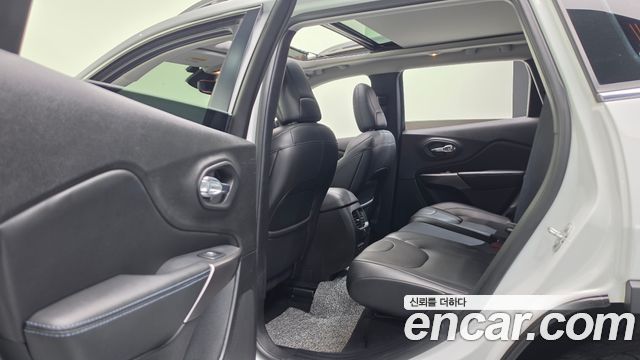 Jeep Cherokee 2019 — photo 11