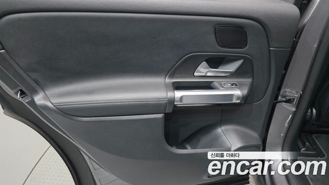 Mercedes-Benz EQB 2022 — photo 15