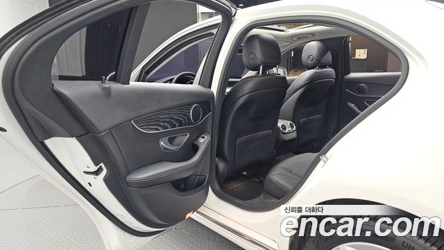 Mercedes-Benz C-Class 2019 — photo 18