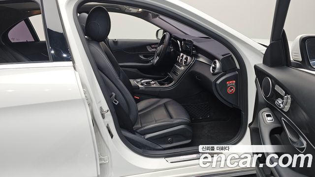 Mercedes-Benz C-Class 2019 — photo 16