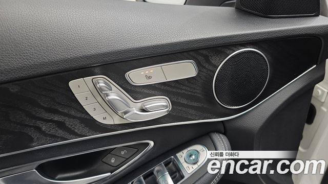 Mercedes-Benz C-Class 2019 — photo 27