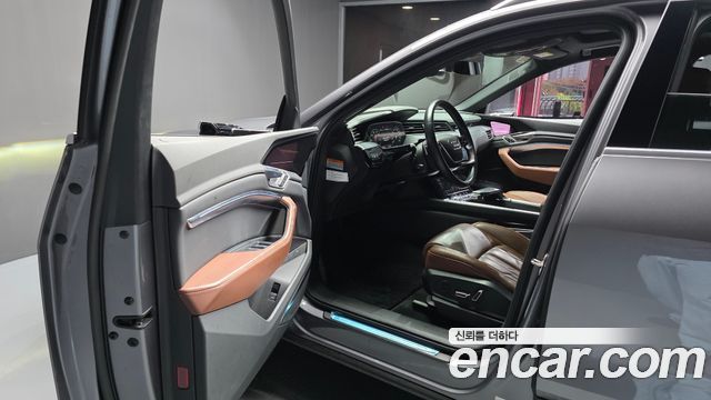 Audi e-tron 2022 — photo 13