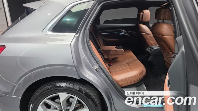 Audi e-tron 2022 — photo 17