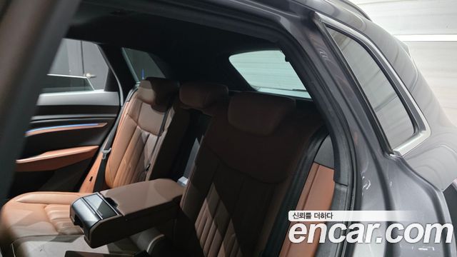 Audi e-tron 2022 — photo 18