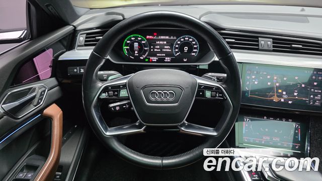 Audi e-tron 2022 — photo 20