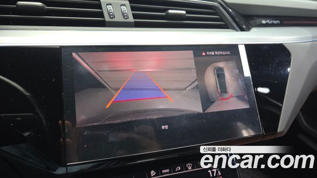 Audi e-tron 2022 — photo 21