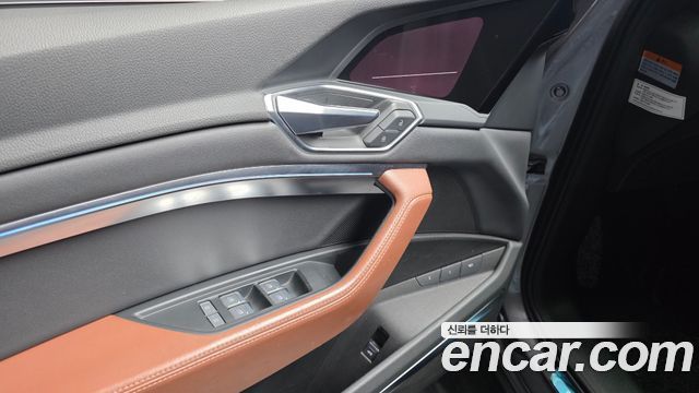 Audi e-tron 2022 — photo 24