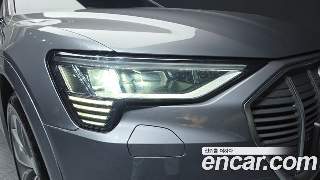 Audi e-tron 2022 — photo 8