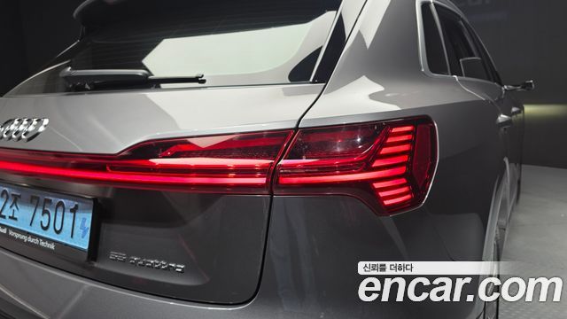 Audi e-tron 2022 — photo 9