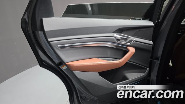 Audi e-tron 2022 — photo 15