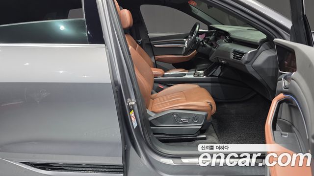 Audi e-tron 2022 — photo 16