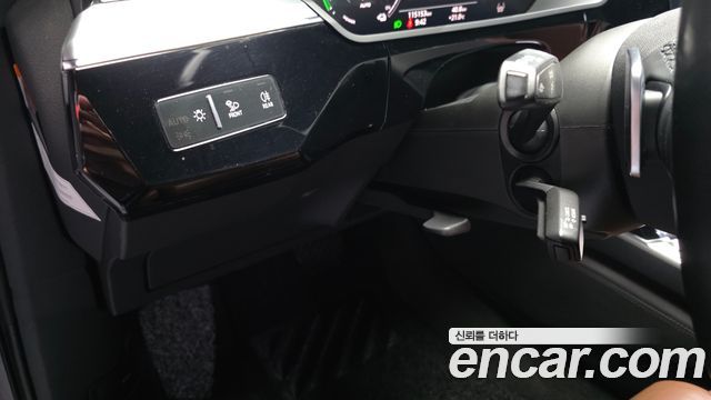 Audi e-tron 2022 — photo 28