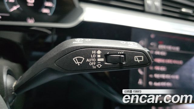 Audi e-tron 2022 — photo 29