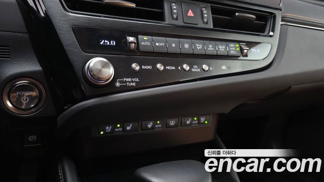 Lexus ES 2025 — photo 24