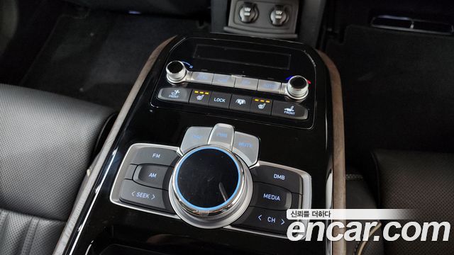 Genesis G90 2019 — photo 32