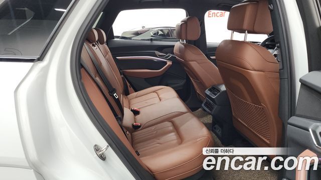 Audi Q8 e-tron 2024 — photo 17
