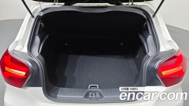 Mercedes-Benz A-Class 2018 — photo 26