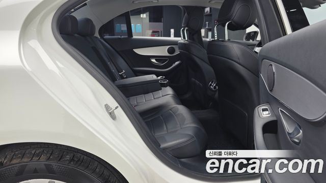 Mercedes-Benz C-Class 2018 — photo 18