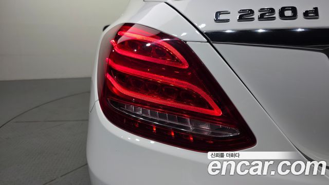 Mercedes-Benz C-Class 2018 — photo 9