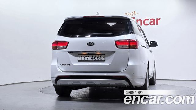 Kia Canival 2015 — photo 4