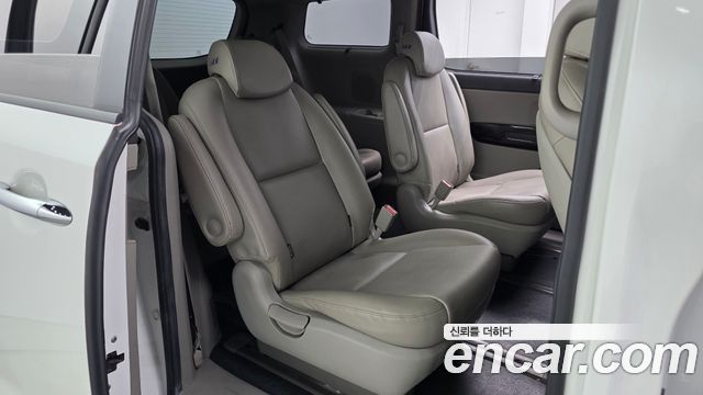 Kia Canival 2015 — photo 17