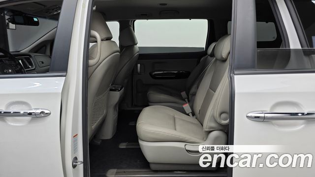 Kia Canival 2015 — photo 18