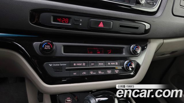 Kia Canival 2015 — photo 22