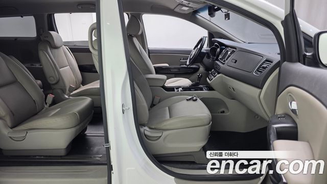 Kia Canival 2015 — photo 16