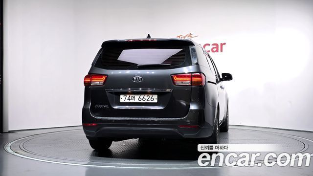 Kia Canival 2015 — photo 4