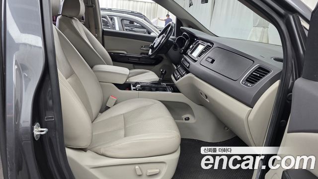 Kia Canival 2015 — photo 11