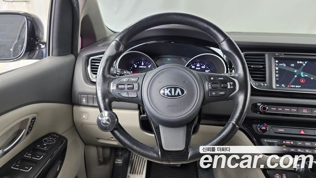 Kia Canival 2015 — photo 13