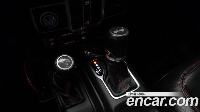 Jeep Wrangler 2021 — photo 12