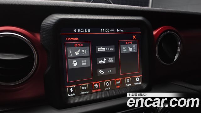 Jeep Wrangler 2021 — photo 23