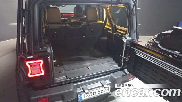 Jeep Wrangler 2021 — photo 30