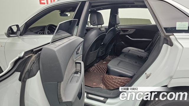 Audi Q8 2021 — photo 31