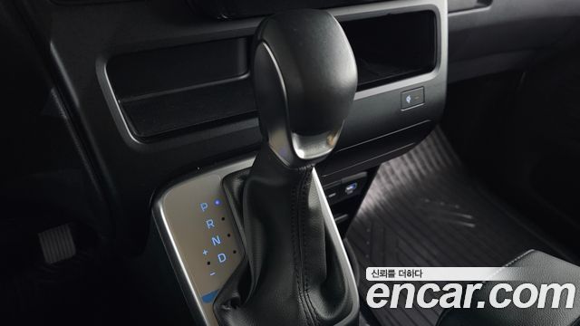 Hyundai Staria 2025 — photo 12